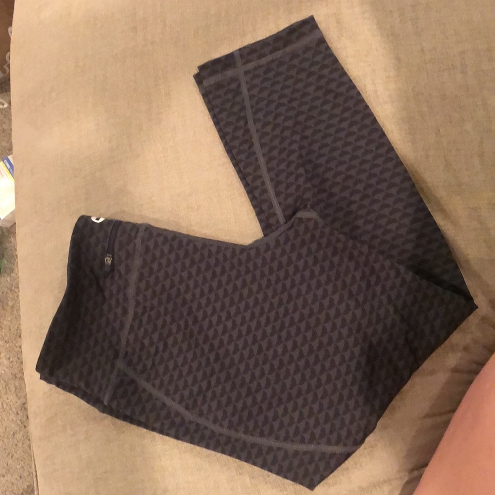 Vineyard vines performance yoga pant capris in size large black/grey